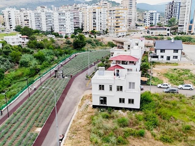 Altıparmak'tan İsmet Atlı Millet Bahçesi Yanında Müstakil Ev