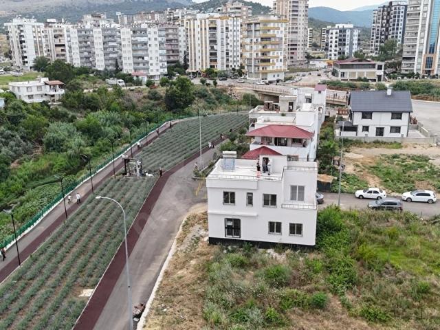Altıparmak'tan İsmet Atlı Millet Bahçesi Yanında Satılık Dubleks Müstakil Ev
