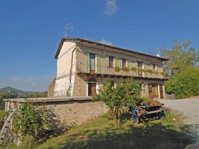 Alta Langa Cascina ristrutturata, con circa 2 ha di terren. 700m² Bosia
