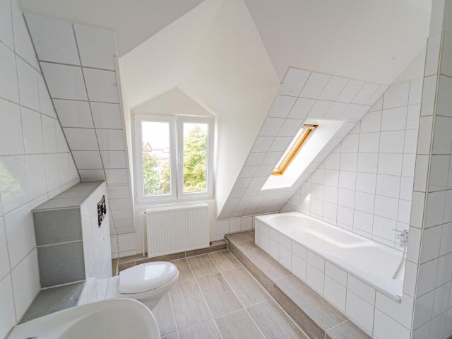 Altbautraum mit 110m² im DG, frisch renoviert, 4 Zimmer, mit neuer EBK und Gartennutzung