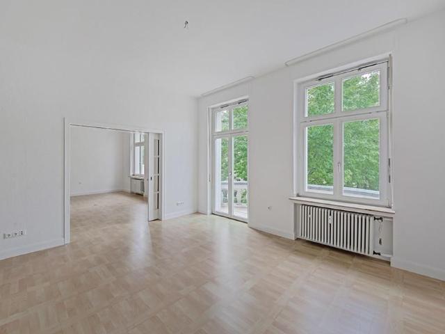 Altbauwohnung mit drei Balkonen und Garage im Konsulatsviertel