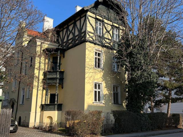 Altbauwohnung mit Erkerbalkon und Gemeinschaftsgarten im Zentrum