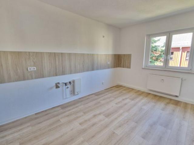 ALTBAUWOHNUNG mit großer Küche Küche und Bad mit Fenster