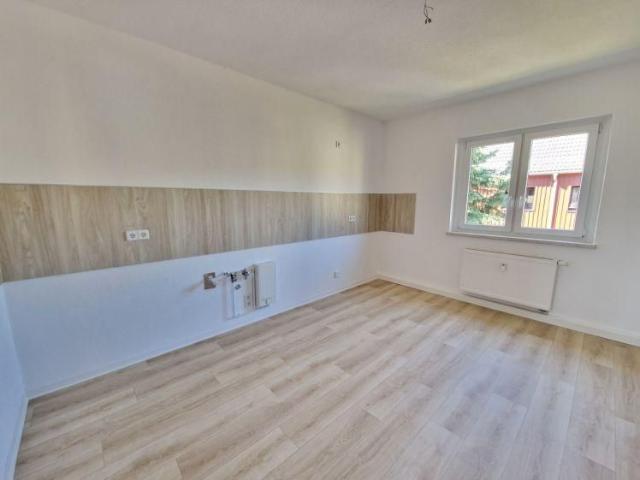 ALTBAUWOHNUNG mit großer Küche Küche und Bad mit Fenster