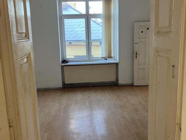 Altbauwohnung mit hohen Räumen, SEHR GUTE LAGE