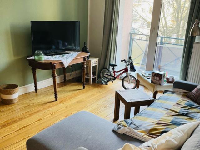 Altbauwohnung mit Holzdielen und Balkon in Barmbek Nord
