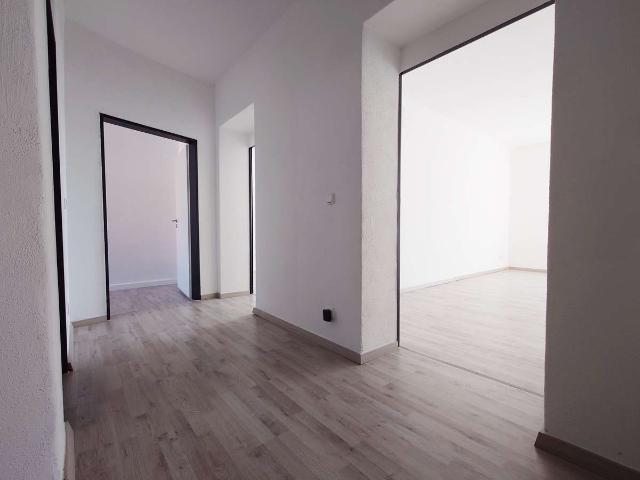 ★ Altbau 3 Zi DG Wohnung WG geeignet ★