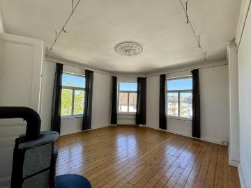 Altbau Charme pur: 4 Zimmer Wohnung mit Dielenboden & Stuckdecken