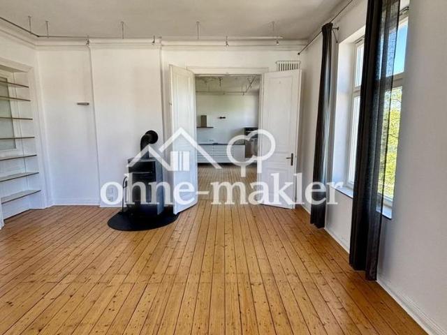 Altbau Charme pur: 4 Zimmer Wohnung mit Dielenboden & Stuckdecken