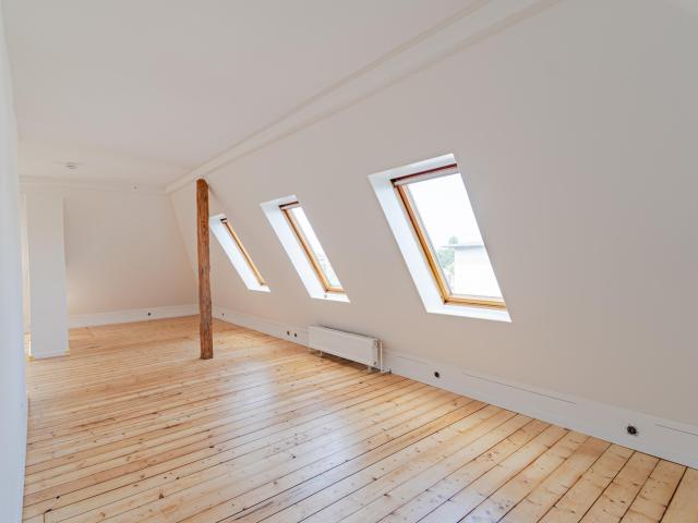 Altbau Charme trifft Atelier Flair: 110m² große 4‑Z DG mit neuer EBK und Gartennutzung