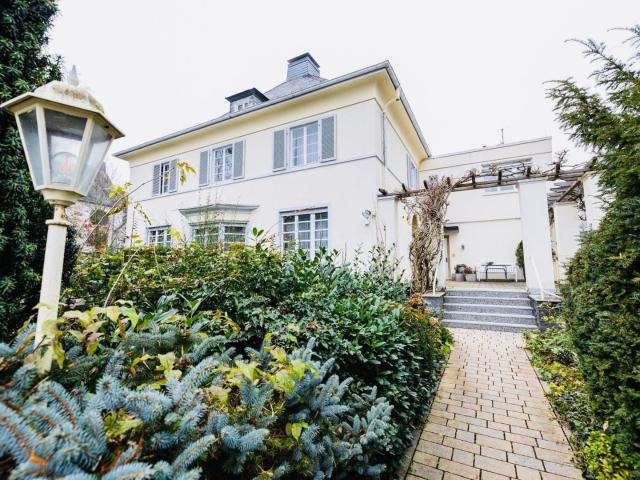 Altbau Charme trifft modernen Komfort — 5 Zimmer, 140 m², Garten & Licht | Bad Homburg‑Kirdorf