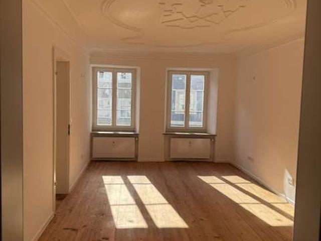 Altbau Charme trifft Neubau Komfort: Sanierte 4,5 Zimmer Wohnung mit Stuck und Dachterrasse