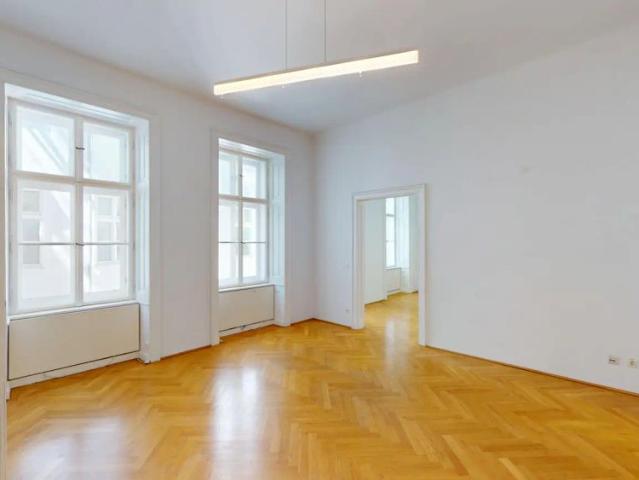 Altbau am Karlsplatz – geeignet als Wohnung oder Praxis