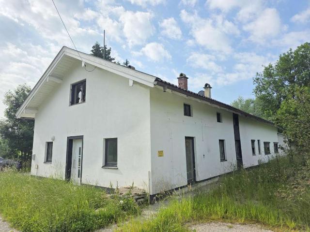 Altbau großes Wohnhaus in Außenlage