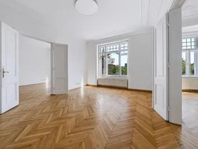 Altbau Eleganz im Servitenviertel: Helle 4 Zimmerwohnung zwischen Donaukanal und U Bahn