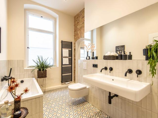 Altbau Erstbezug Torstraße – 2,5 Zimmer | 3,60 m Decken | Design Sanierung