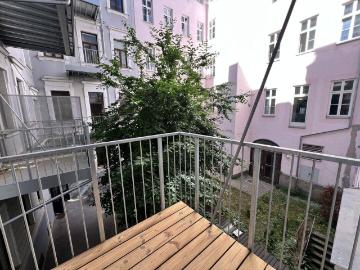 Altbau Flair modern interpretiert: Vollsanierte 2 Zimmer Wohnung mit hofseitigem Balkon
