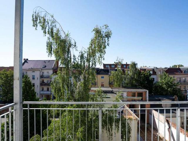 Altbau mit Wärmepumpe im 3. OG: 2 Zimmer, EBK, Balkon & Tageslichtbad in Altlindenau