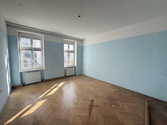 Altbau Rohdiamant in Mariahilf: 4 Zimmer, 101 m², Balkon bereits bewilligt! Garage optional