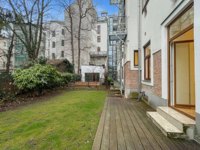 Gartenwohnung im 7. Bezirk: Ruhige 1 Zimmer Altbauwohnung mit 85 m² Garten & privatem Keller mit Gewölbe