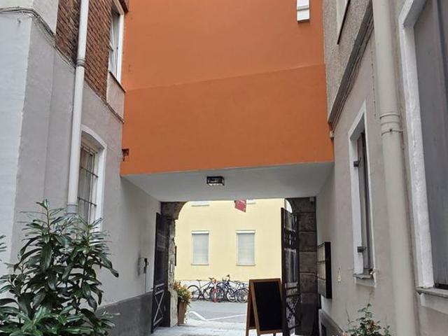 Altbau: vollständig renovierte 3 Zimmer Wohnung mitten in der City!