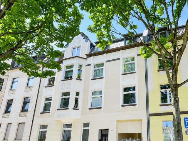 Altbau zum Verlieben – helle 2 Zimmer Wohnung mit Balkon und Garage in bester Innenstadtlage