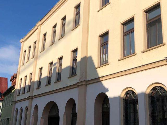 Altbaucharme* 2 Zimmerwohnung mit Tageslichtbadezimmer in zentraler Lage