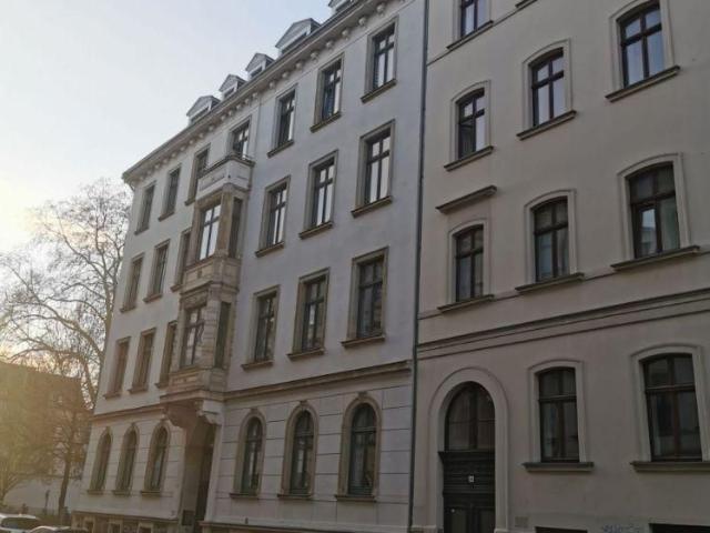 Altbaucharme, Balkon und Einbauküche! Tolle Single Wohnung im Herzen von Leipzig!