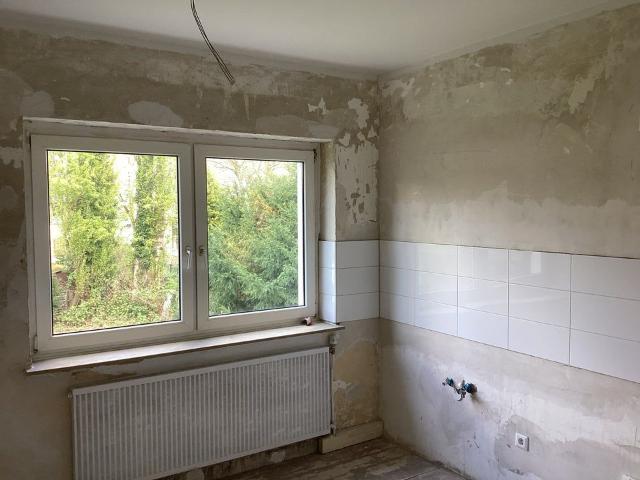 Altbaucharme! Geräumige 3,5 Zimmerwohnung frisch tapeziert und gestrichen