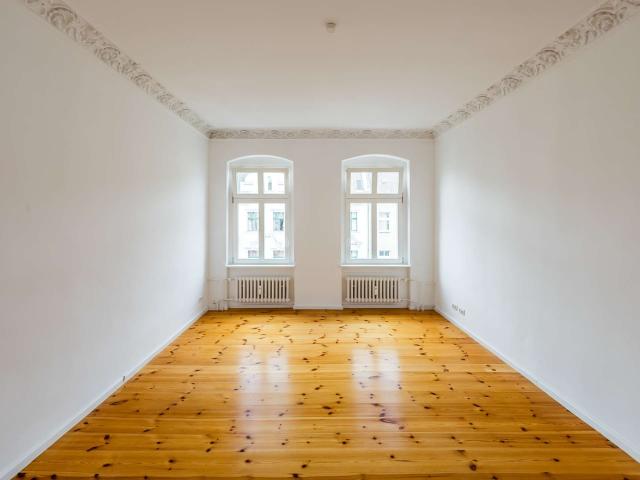 Altbaucharme im Herzen des Wrangelkiezes: 3 Zimmer Wohnung mit Stuck