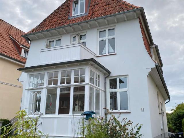 Altbaucharme mit maritimem Ausblick – 3 Zimmer mit sonnigem Wintergarten in Travemünde