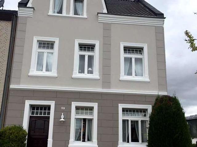 Altbaucharme mit Einliegerwohnung: Zweifamilienhaus mit Dachterrasse und großem Garten