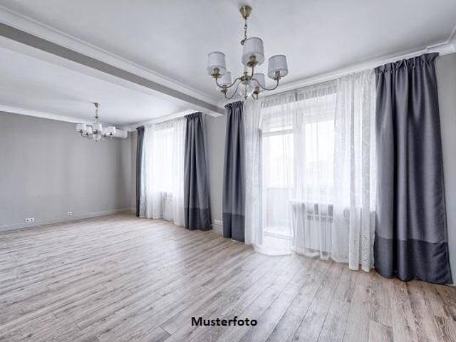 Altbaucharme mit Freiraum: Wohnung mit Veranda & Gartenanteil