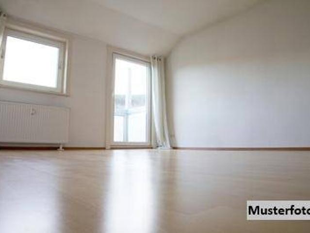 Altbaucharme mit Freiraum: Wohnung mit Veranda & Gartenanteil