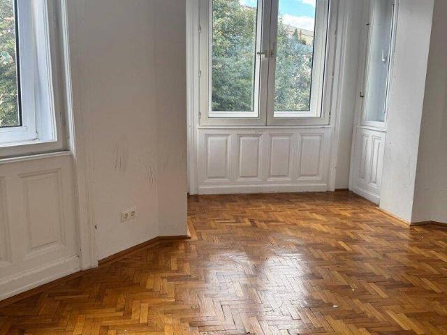 Altbaucharme nahe Schloss Schönbrunn: Bestandfreie 3 Zimmer Eckwohnung mit Erker und ca. 110 m² im 2. Stock