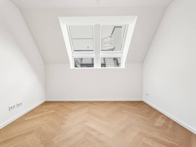 Altbaucharme trifft modernen Dachausbau – Wohnen im Herzen des 3. Bezirks