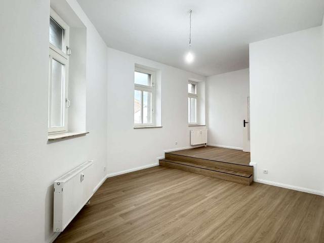 Altbaucharme trifft modernen Wohnkomfort – frisch sanierte 2 Zimmer Wohnung mit Einbauküche