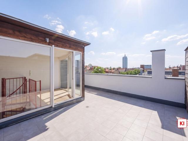 Altbaucharme trifft auf Moderne Weitläufige Dachgeschosswohnung mit besonderem Blick über München
