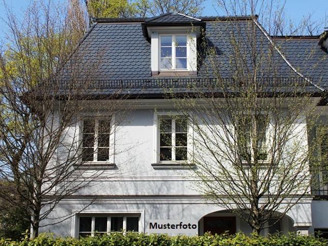Altbaucharme trifft Wohnkomfort: Gemütliche Wohnung mit Balkon