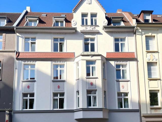 Altbaucharme über den Dächern des Kreuzviertels – mit außergewöhnlicher Ausbaureserve!