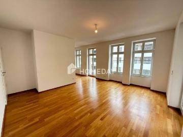 Altbauflair trifft Wohnkomfort Zwei Zimmer, zwei Balkone und modernes Ambiente