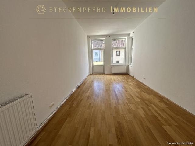 Altbauflair in der Südstadt: Großzügige, sanierte 2 Zimmer Wohnung mit XL Sonnenbalkon !