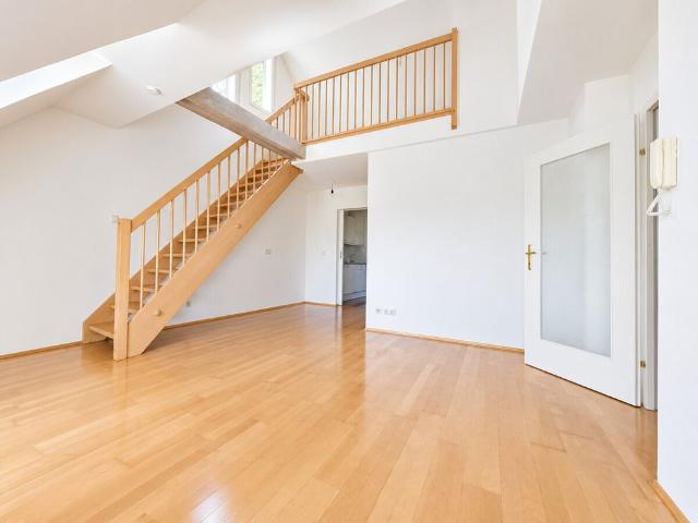 ALTBAUFLAIR MIT STIL – ELEGANTE DACHGESCHOSSWOHNUNG IN DER BERGGASSE