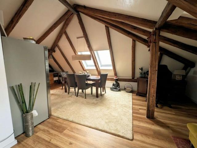 Altbauflair neu gedacht – moderne 4 Zimmer Wohnung mit Sichtbalken & Balkon