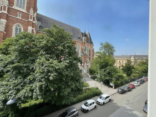 Altbaujuwel mit Blick auf die Herz Jesu Kirche!