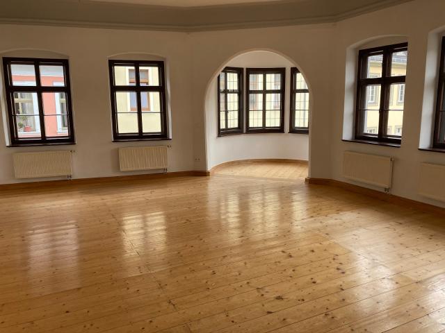 Altbaujuwel mit Erker, Stuckdecken und Holzdielen – zentral für Paare & Familien