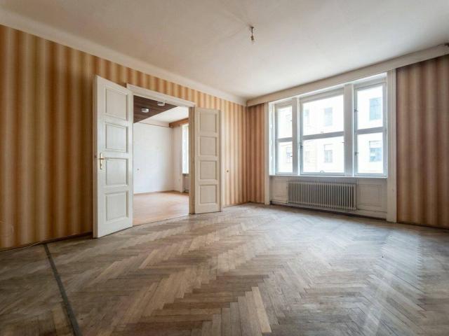 Altbaujuwel mit Potential im 7. Bezirk! 3 Zimmer Wohnung mit kleinem Balkon Nähe U Bahn Station Rathaus & Volkstheater!