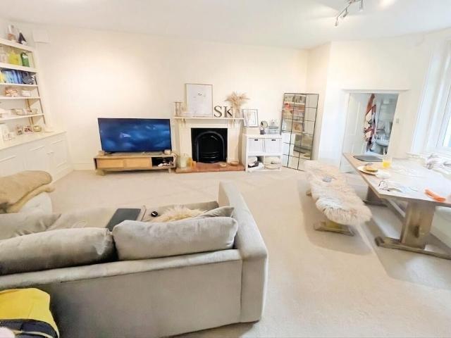 Altenburg Gardens, Clapham Junction, London SW11, 1 bed flat to rent, £2,150 pcm | PrimeLocation