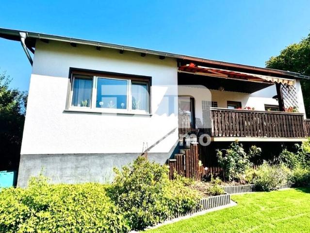 Altengerechtes kompaktes Wohnhaus mit Terrasse Garage und großem Garten für Naturliebhaber
