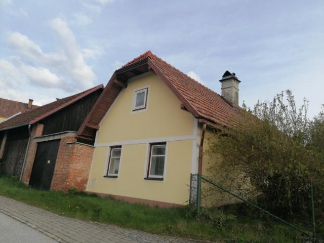 Altes Bauernhaus mit Wirtschaftsgebäuden zu verkaufen!